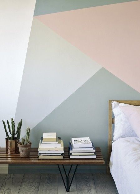 kamar tidur dengan warna cat abu-abu dan pink
