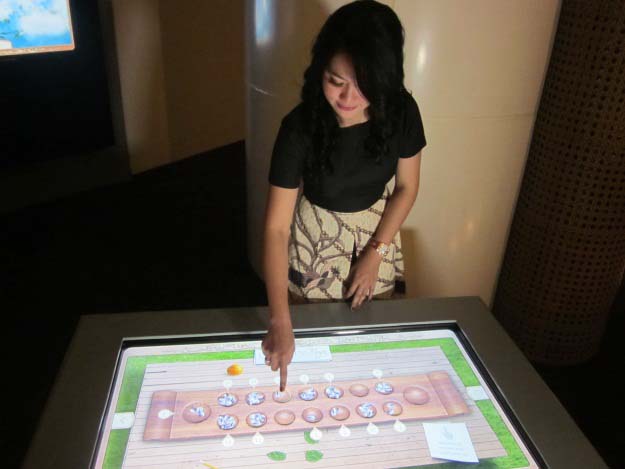 bermain congklak dengan touch screen di Galeri Indonesia Kaya