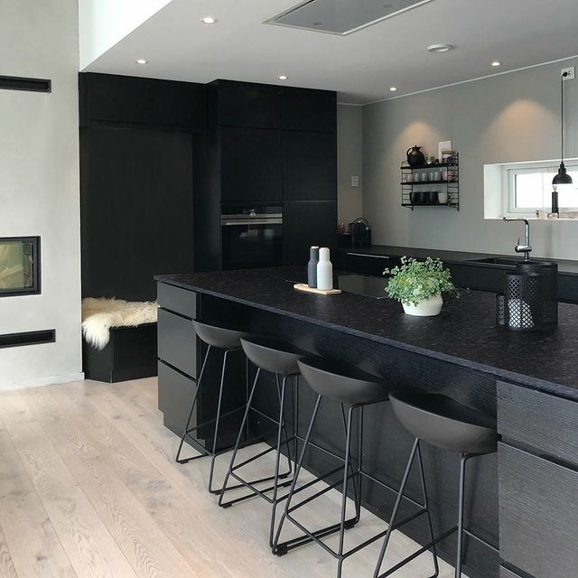 Dapur minimalis dengan granit hitam 