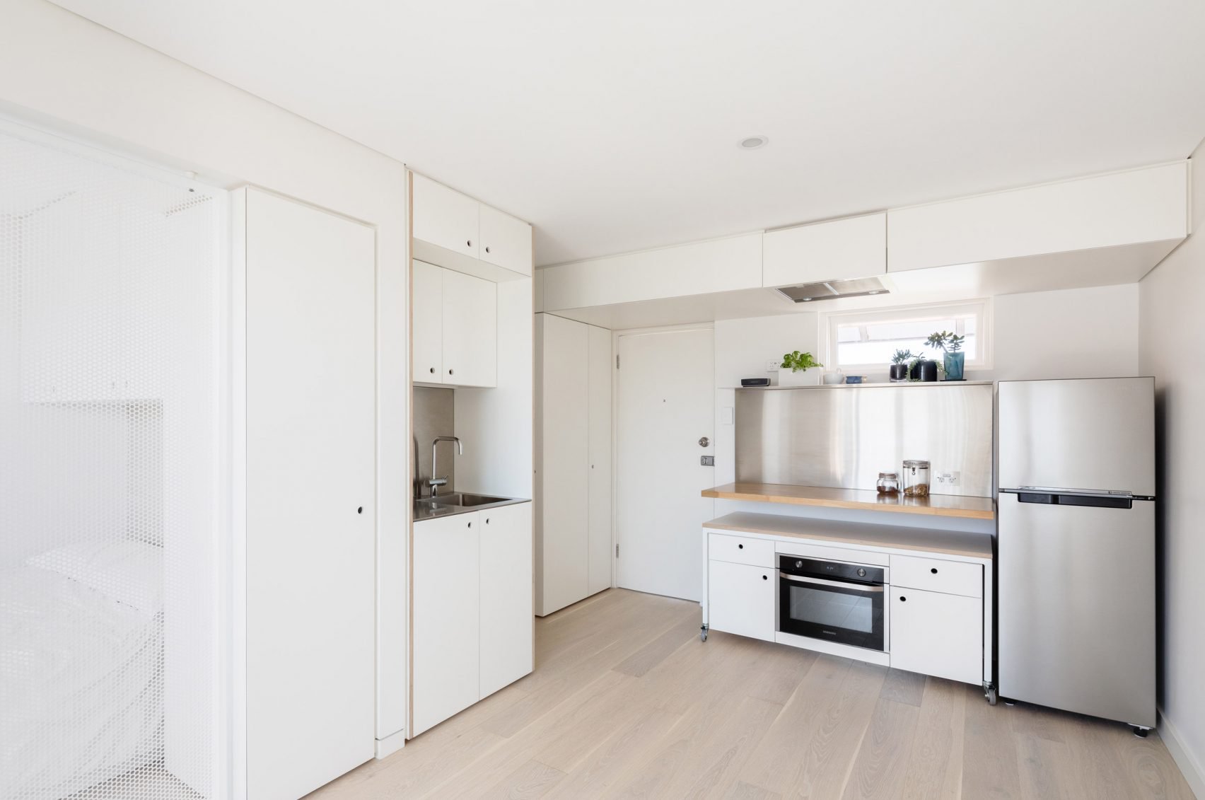 desain dapur minimalis di Sydney Micro Apartment karya Nicholas Gurney