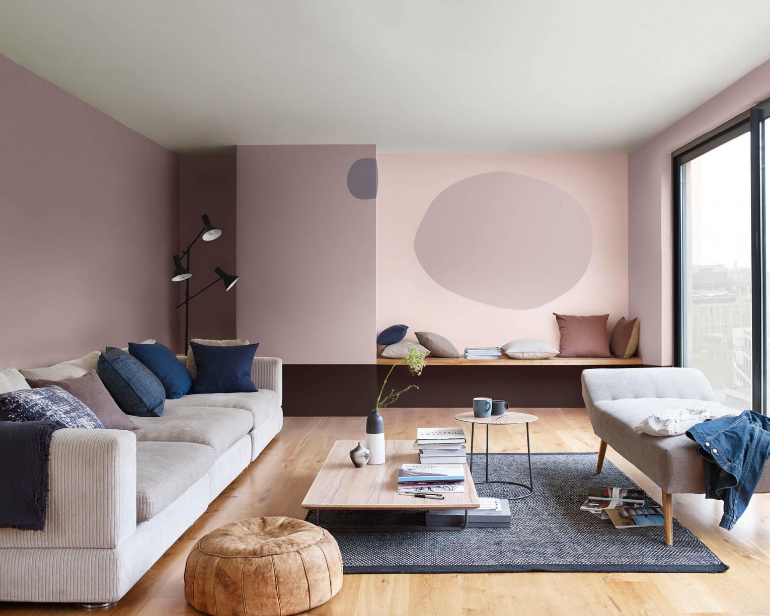 Kesan feminim melalui ruang tamu yang didominasi warna cat rumah minimalis merah muda / Dulux