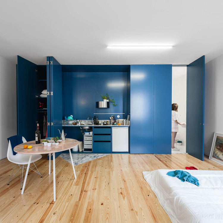 desain dapur minimalis di Porto House karya Fala Atelier