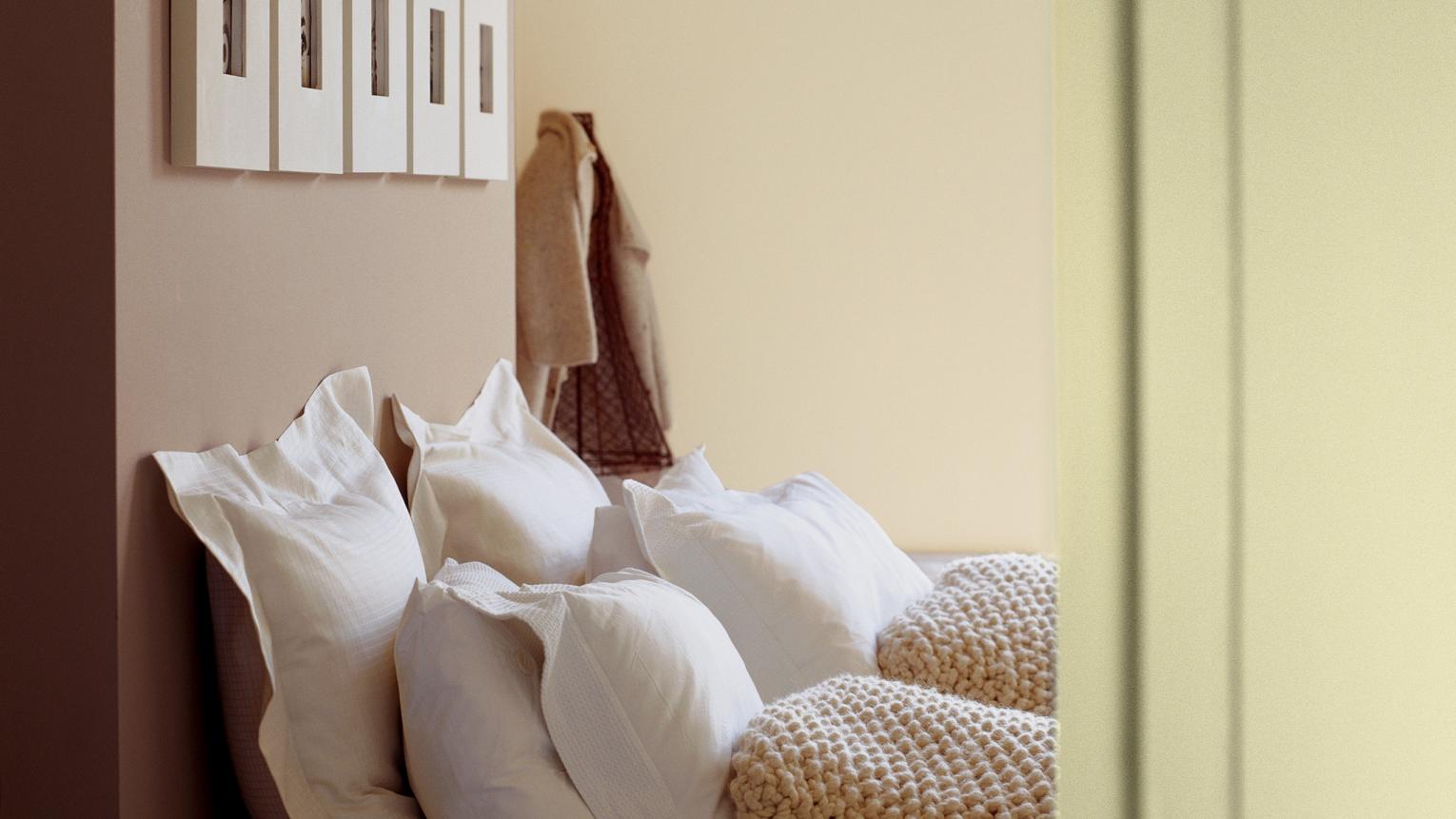 kamar tidur dengan warna cat cokelat muda dan krem